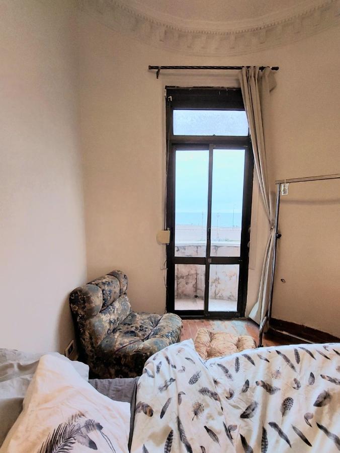 Sea Resident A Private With Sea View At Shared For Men Only No Ladies Allowed غرفة خاصة في شقة أمام البحر للرجال فقط ممنوع السيدات 仅限男士 女士不允许 * Alexandrie
